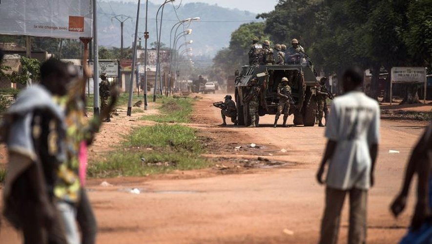 Des soldats de la force multinationale de l'Afrique centrale (Fomac) patrouillent dans les rues de Bangui, le 10 décembre 2013