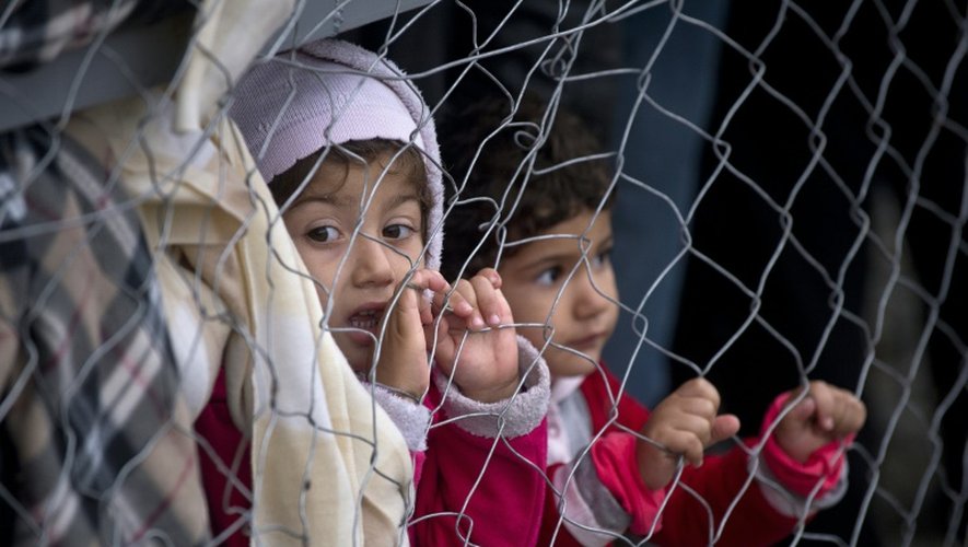 Des enfants dans la foule des migrants le 22 septembre 2015 près de Gevgelija à la frontière de la Grèce et de la Madécoine