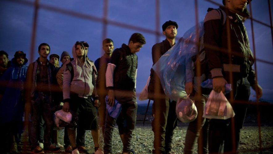 Des migrants et des réfugiés font la queue à la frontière entre la Grèce et la Macédoine le 21 septembre 2015