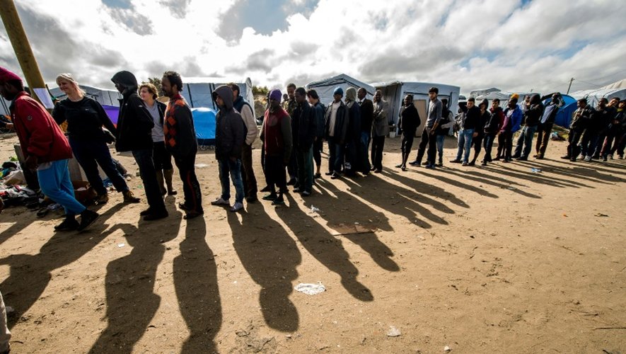 Des migrants font la queue pour obtenir de la nourriture à Calais le 19 septembre 2015