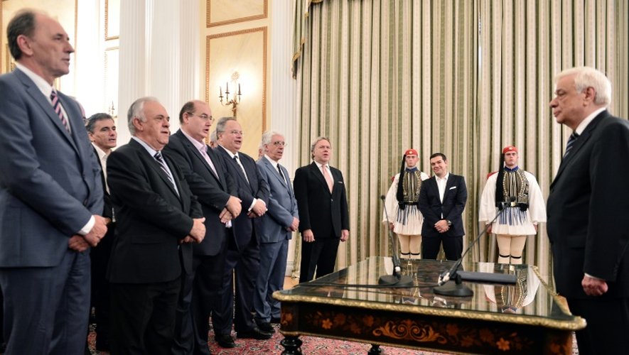 Les membres du nouveau gouvernement du Premier ministre grec Alexis Tsipras prêtent serment, le 23 septembre 2015 à Athènes