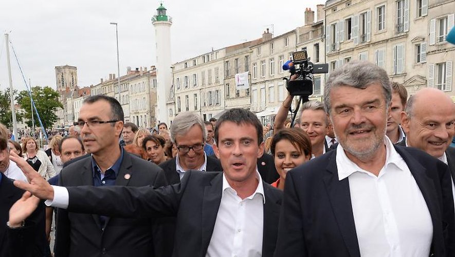 Le Premier ministre français Manuel Valls (c), la ministre de l'Education Najat Vallaud-Belkacem (derrière) et le maire de La Rochelle Jean-Francois Fontaine (d) à l'Universite d'été de  La Rochelle, le 30 août 2014