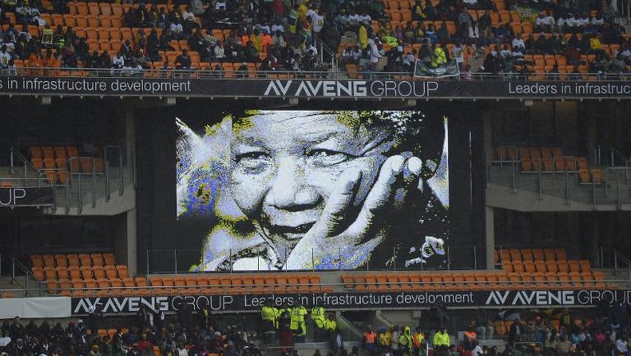Portrait géant de Mandela au stade de Soweto où s'est déroulée la cérémonie d'hommage, le 10 décembre 2013