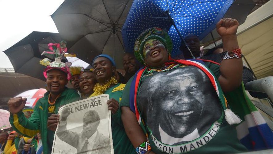 Des participants à la cérémonie officielle en hommage à Nelson Mandela, au stade de Soweto, le 10 décembre 2013