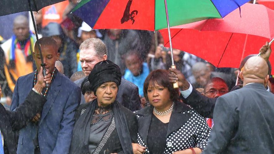 Zozuko Dlamini Mandela, petit-fils de Mandela,  Winnie Madikizela Mandela sa seconde épouse, et Zindzi Mandela, sa fille, à leur arrivée  au stade Soccer City le 10 décembre 2013 à Soweto