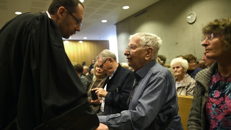 Jean Mercier, accusé d'avoir aidé sa femme à mourir en 2011, discute avec son avocat Mickaël Boulay dans une salle d'audience du palais de justice de Saint-Etienne, le 22 septembre 2015, avant le début de son procès