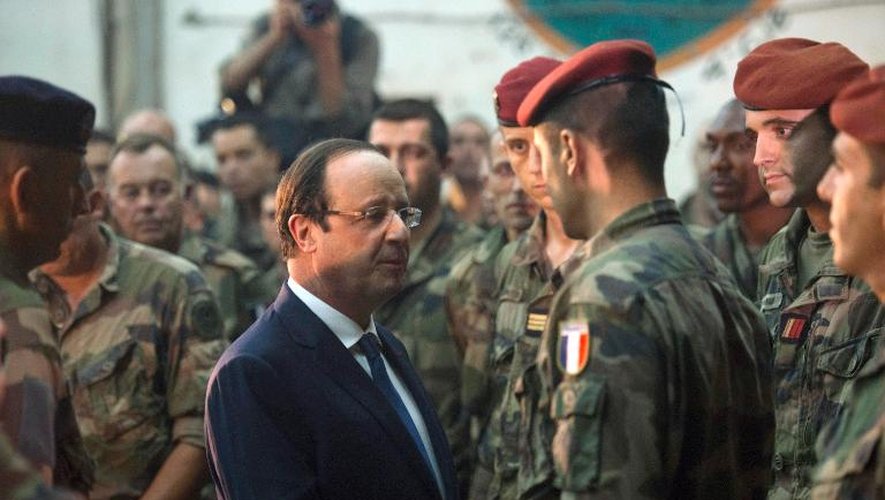 Le président François Hollande avec les soldats français à Bangui, le 10 décembre 2013