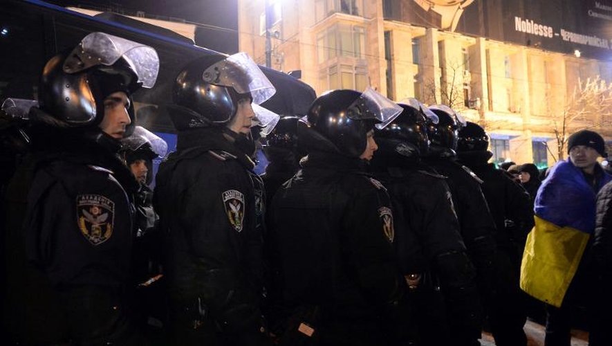 Des policiers anti-émeutes place de l'Indépendance, le 10 décembre 2013 à Kiev