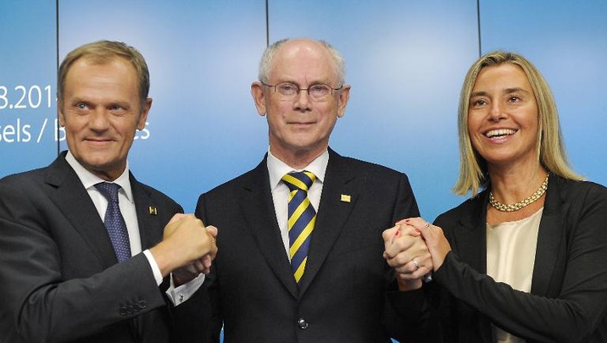 L'actuel président du Conseil européen Herman Van Rompuy entouré de son successeur Donald Tusk et de la nouvelle chef de diplomatie européenne Federica Mogherini, lors du sommet européen à Bruxelles le 30 août 2014