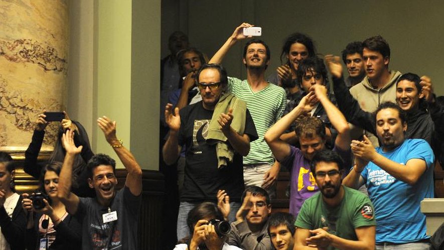 Applaudissements au Parlement après l'adoption de la loi légalisant le cannabis, le 10 décembre 2013 à Montevideo, en Uruguay