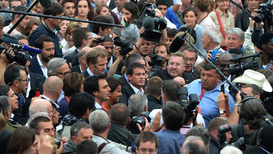 Bain de foule pour le Premier ministre français Manuel Valls (c) lors de l'université d'été du Parti socialiste à La Rochelle, le 30 août 2014