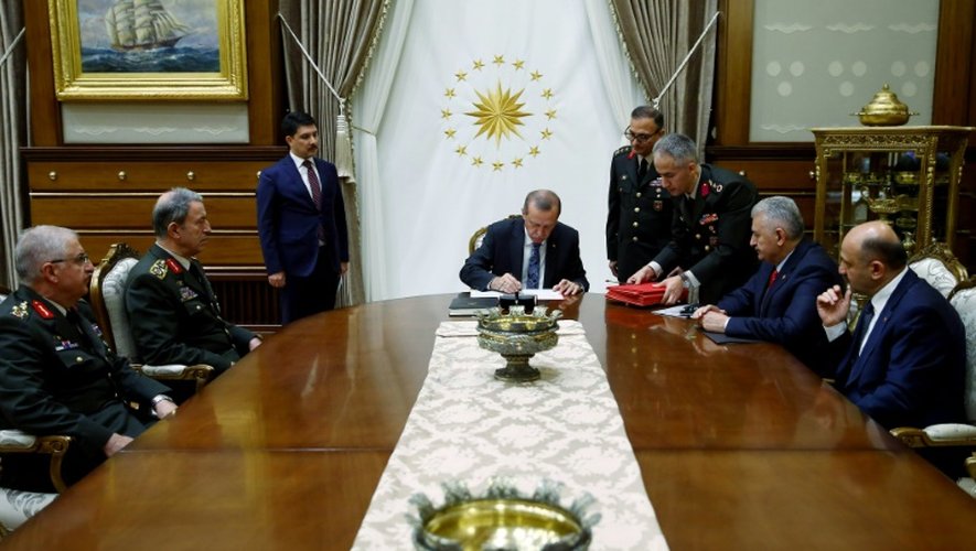 Le président turc Recep Tayyip Erdogan (c)rencontre le Conseil suprême militaire et le Premier ministre Binali Yildirim (2e d) le 28 juillet à Ankara
