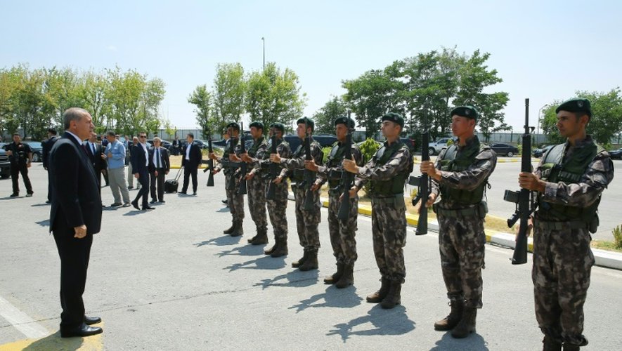 Une photo fournie par le service de presse de la présidence turque montrant le président Recep Tayyip Erdogan (g) et des membres des forces spéciales de police, le 29 juillet 2016 à Ankara