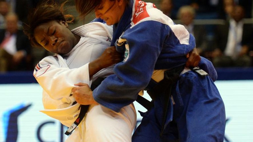 La Française Clarisse Agbegnenou, sacrée aux Mondiaux de judo dans la catégorie des moins de 63 kg, à Tcheliabinsk, en Russie, le 28 août 2014