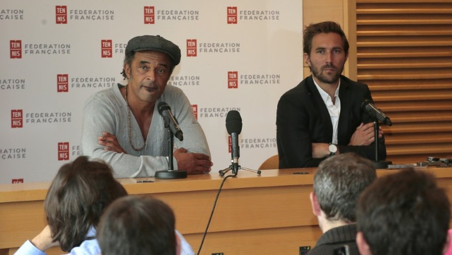 Yannick Noah aux côtés du directeur technique national Arnaud di Pasquale en conférence de presse, le 22 septembre 2015 à Paris