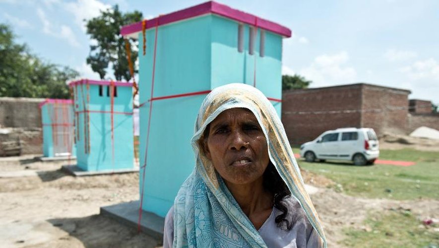 Une villageoise Premwati Devi devant les nouvelles toilettes offertes par l'ONG Sulabh International au village de Katra Sahadatgunj, le 31 août 2014