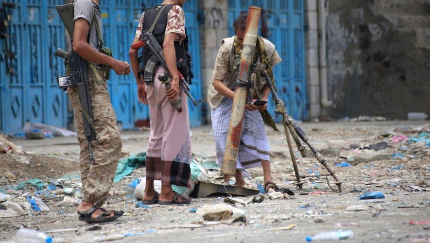 Des combattants fidèles au président revenu d'exil Abd Rabbo Mansour Hadi dans la ville de Taez au Yémen, le 9 septembre 2015