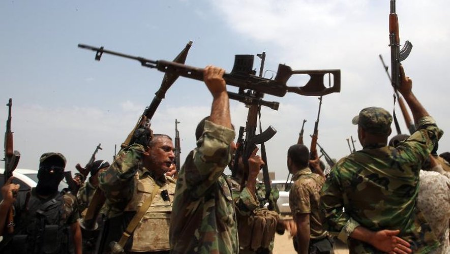 Des combattants chiites enrôlés pour combattre l'Etat islamique à Jurf al-Sakhr, au sud de Bagdad, le 18 août 2014