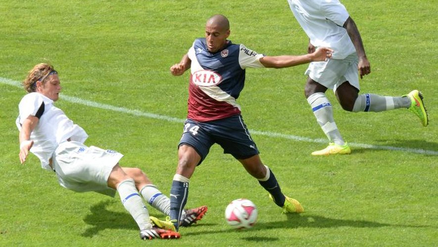 Le milieu tunisien de Bordeaux Wahbi Khazri (c) commet une faute sur le Bastiais Guillaume Gillet (g), lors du match de L1 au stade Chaban-Delmas, le 31 août 2014