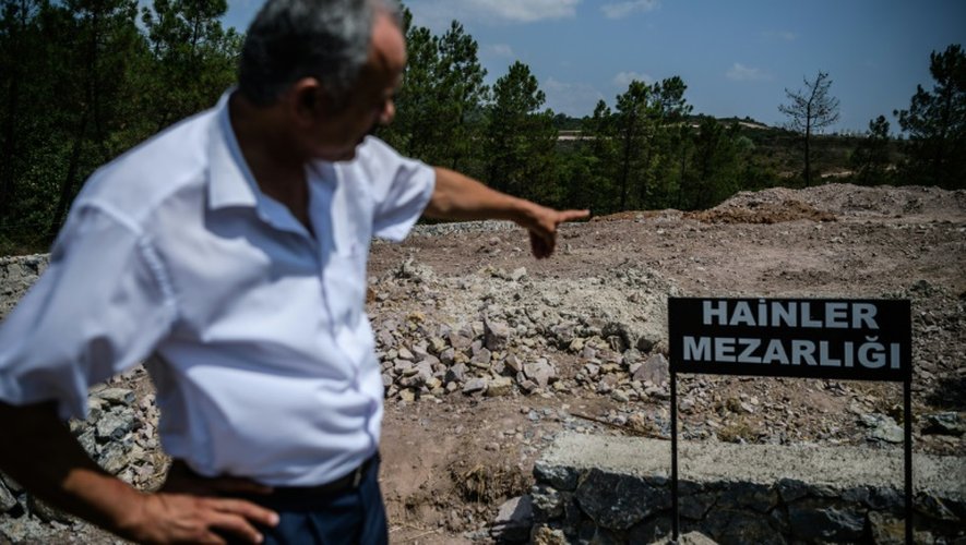 Un panneau "Cimetière des traîtres", près d'un chantier dans la banlieue d'Istanbul, le 28 juillet 2016