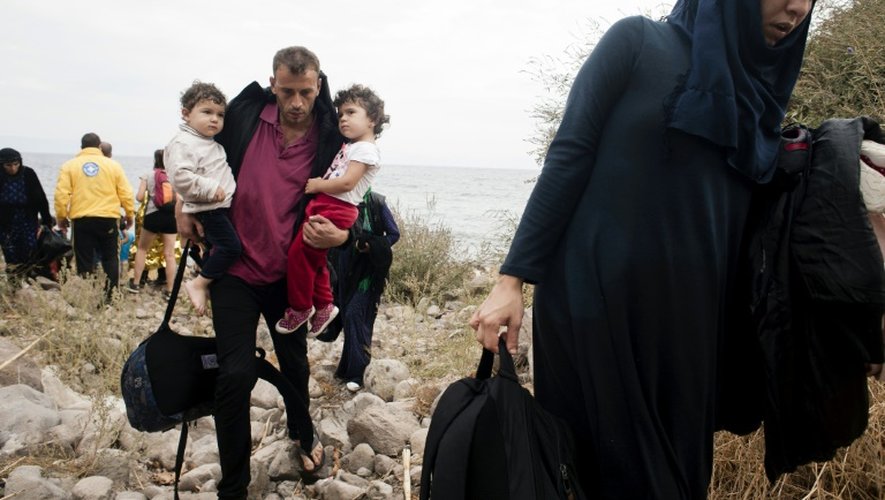 Une famille de réfugiés arrive sur l'île grecque de Lesbos, le 22 septembre 2015
