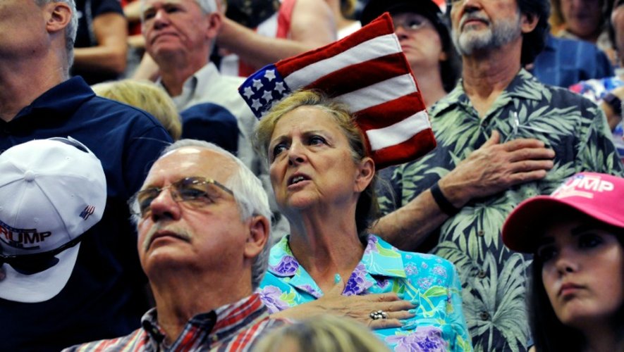 Des supporters du candidat républicain Donald Trump récitent "le serment d'allégeance au drapeau américain" à Colorado Springs, le 29 juillet 2016