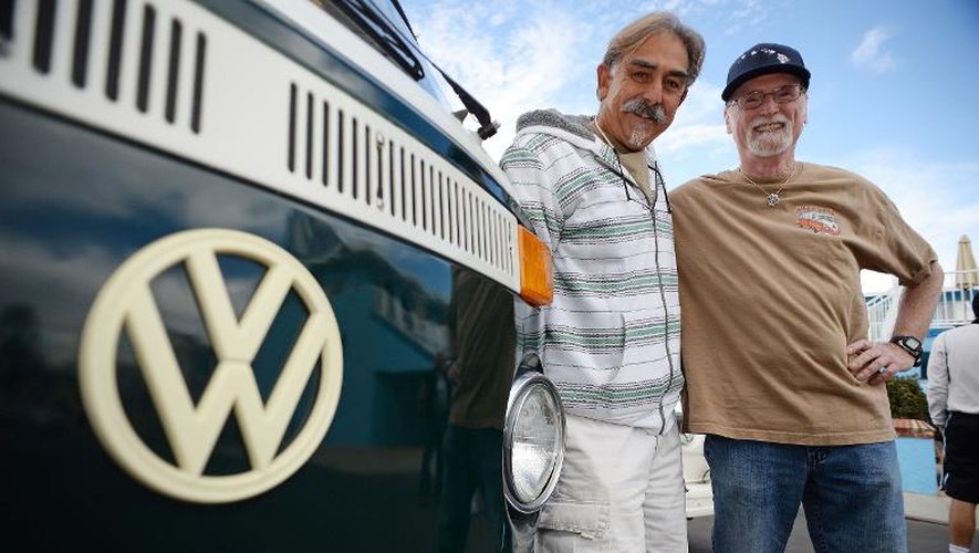Doug Ball (d) et Frank Paine (g) posent devant le Combi Volkswagen de ce dernier, le 27 novembre 2013 à Hermosa Beach (Californie)