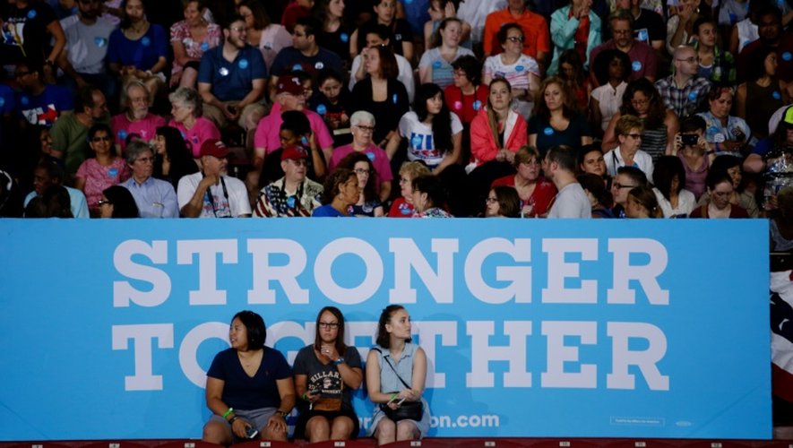 Partisans de la candidate démocrate Hillary Clinton attendent son arrivée pour un meeting à Philadelphie, le 29 juillet 2016