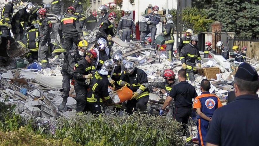 Un corps est extrait des décombres de l'un immeuble qui s'est effondré le 31 août 2014 à Rosny-sous-Bois