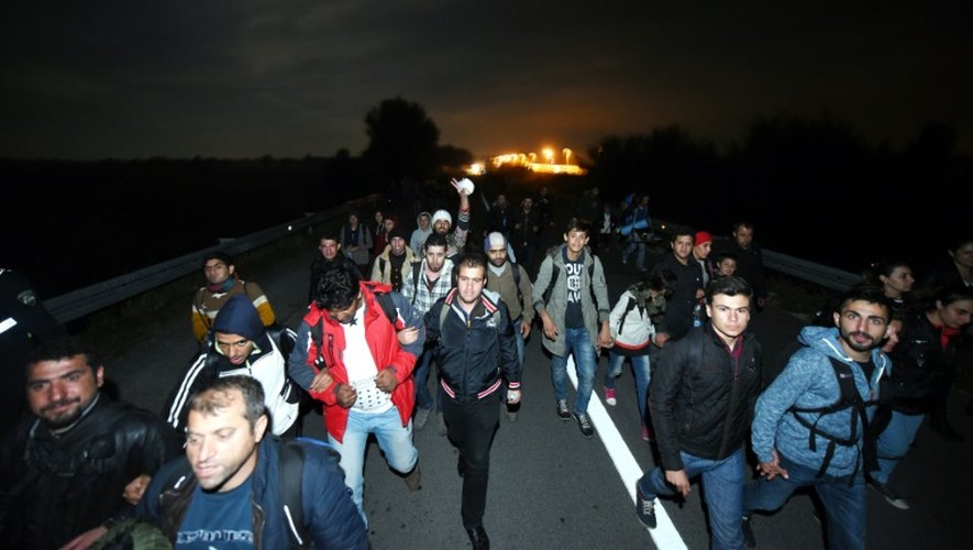 Des migrants arrivent de nuit près de la frontière entre la Croatie et la Hongrie à Botovo le 22 septembre 2015
