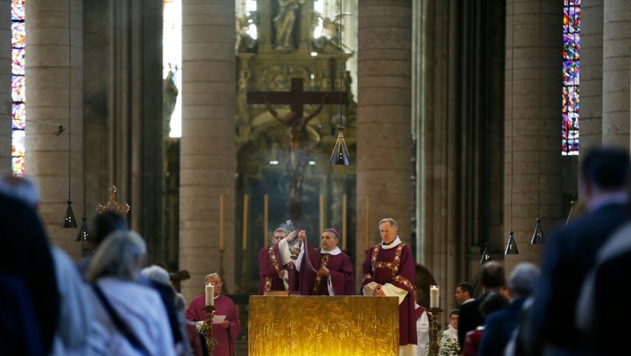 L'archevêque de Rouen Dominique Lebrun conduit une messe à la cathédrale de Rouen le 31 juillet 2016 en hommage au prêtre Jacques Hamel