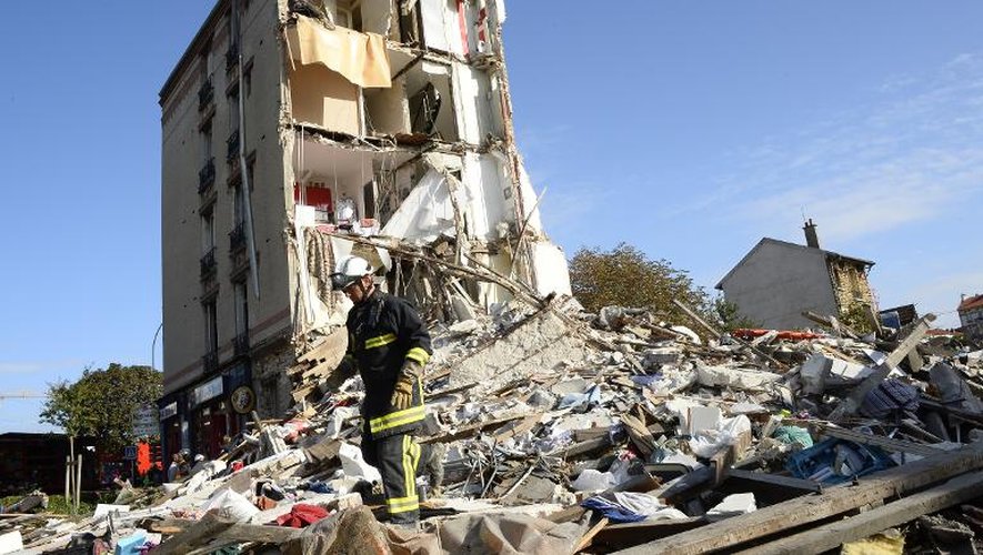 Un pompier au milieu des décombres de l'immeuble qui s'est effondré le 31 août 2014 à Rosny-sous-Bois