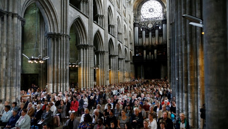 Des fidèles participent à la messe en mémoire du père Hamel assassiné par deux jihadistes dans la cathédrale de Rouen, le 31 juillet 2016