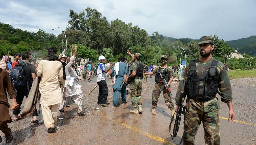 Des soldats pakistanais dispersent des manifestants antigouvernementaux près de la résidence du Premier ministre, le 1er septembre 2014 à Islamabad