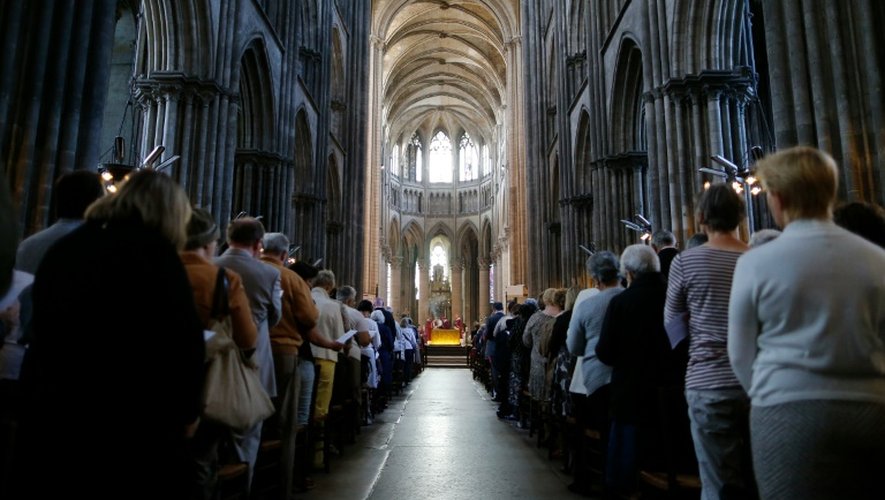 Des fidèles assistent à la messe célébrée à la cathédrale de Rouen, le 31 juillet 2016 en hommage au prêtre Jacques Hamel