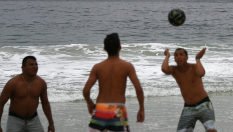 Des Brésiliens jouent au football sur la plage de  Copacabana, à Rio de Janeiro, le 21 juillet 2016
