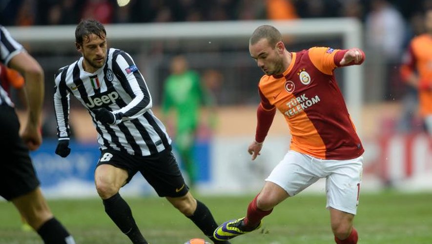 Le Néerlandais de Galatasaray Wesley Sneijder (d), auteur du but décisif contre la Juve de Claudio Marchisio, le 11 décembre 2013 à Istanbul