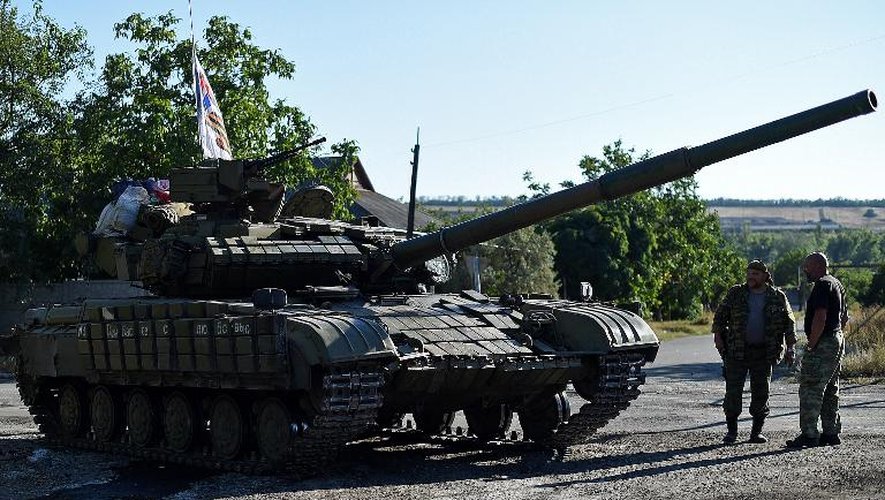 Des combattants pro-Russes près d'un char, au sud de Donetsk, le 31 août 2014