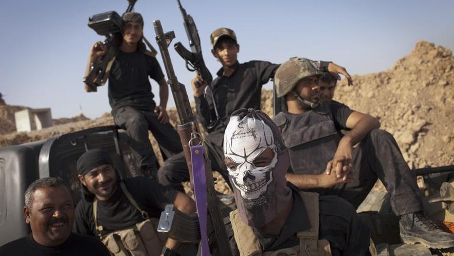 Des miliciens irakiens chiites lors d'affrontements contre des combattants de l'Etat islamique, le 31 août 2014 à Tuz Khurmatu, au sud de Kirkouk