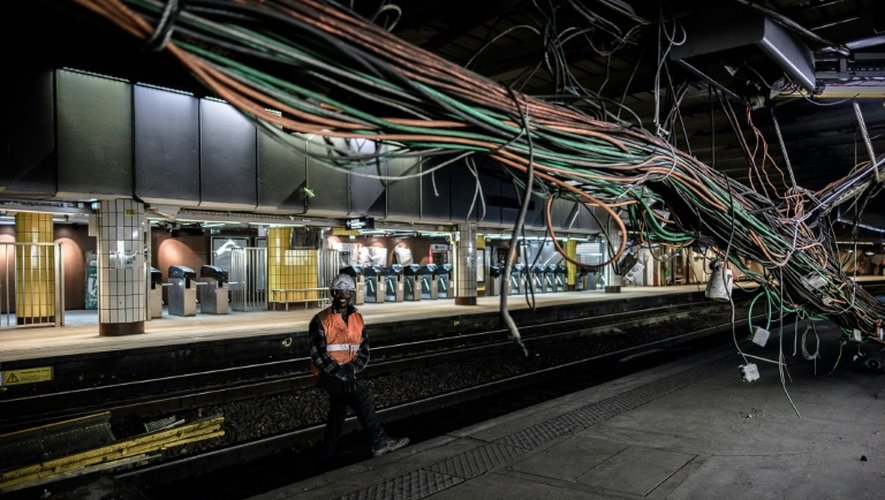 Travaux de modernisation des voies à la station RER de Saint-Michel à Paris, le 29 juillet 2016