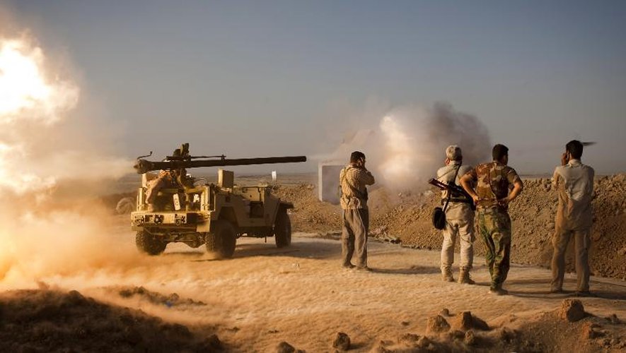Des combattants peshermga kurdes irakiens lors d'affrontements contre des insurgés de l'Etat islamique, le 31 août 2014 à Tuz Khurmatu, au sud de Kirkouk