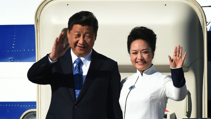 Le président chinois Xi Jinping et la première dame Peng Liyuan saluent la foule en arrivant aux Etats-Unis pour une visite d'une semaine, le 22 septembre 2015 à Seattle