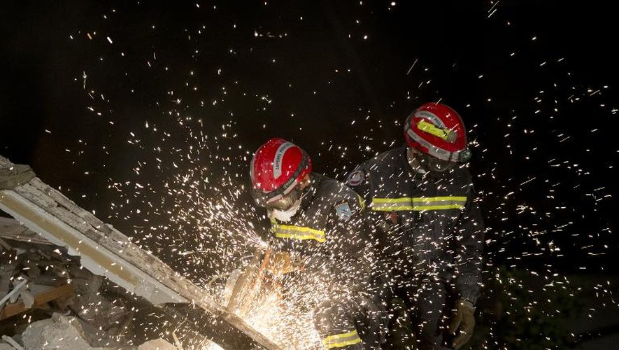 Des pompiers le 1er septembre 2014 au milieu des décombres de l'immeuble qui s'est effondré à Rosny-sous-Bois