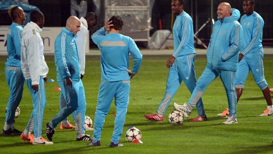 L'OM s'entrainant avec José Anigo (2e à droite) avant le match de Ligue des champions contre Dortmund le 10 décembre 2013 à Marseille
