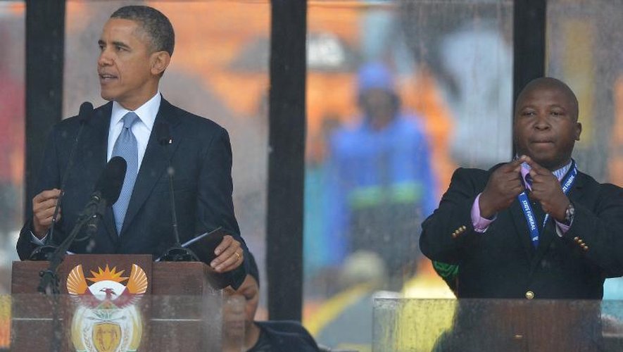 Barack Obama prononce un éloge de Mandela traduit par un interprète en langage des signes à Soweto le 10 décembre 2013