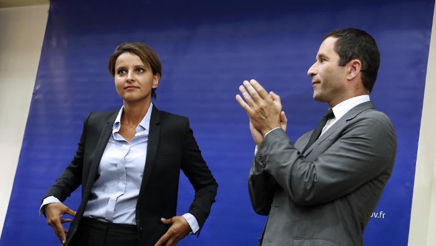Najat Vallaud-Belkacem et Benoit Hamon lors de la passation de pouvoirs le 27 août 2014 au ministère de l'Education nationale à Paris