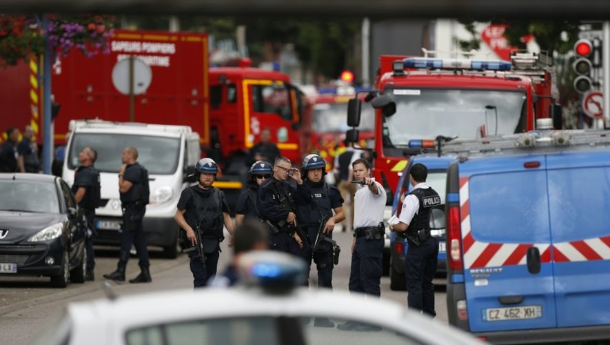 Policiers et pompiers arrivent sur les lieux d'une prise d'otage dans l'église de Saint-Etienne-du-Rouvray, le 26 juillet 2016