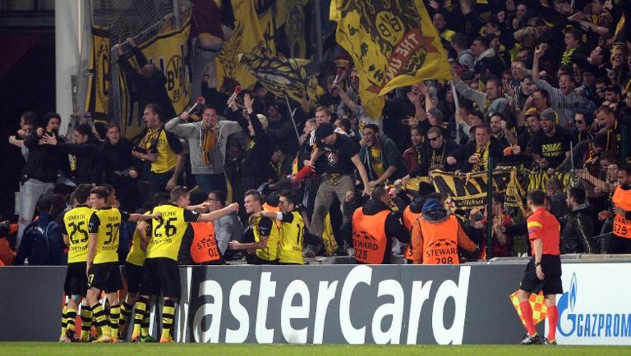 Les joueurs de Dortmund fêtent le but de Grosskreutz avec leurs supporteurs, le 11 décembre 2013 à Marseille
