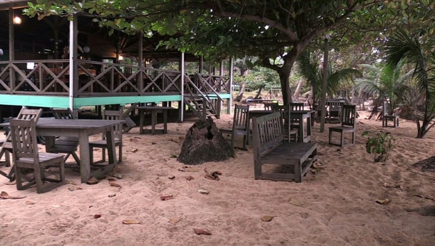 Terrasse et tables d'une maison d'hôtes à Porto Alegre au sud de l'île de Sao Tomé et Principe