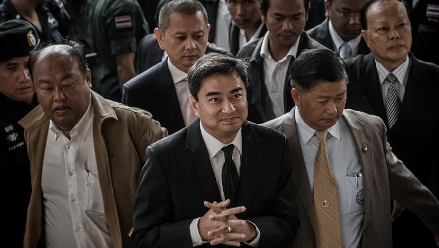 Abhisit Vejjajiva à son arrivée le 12 décembre 2013 au tribunal à Bangkok